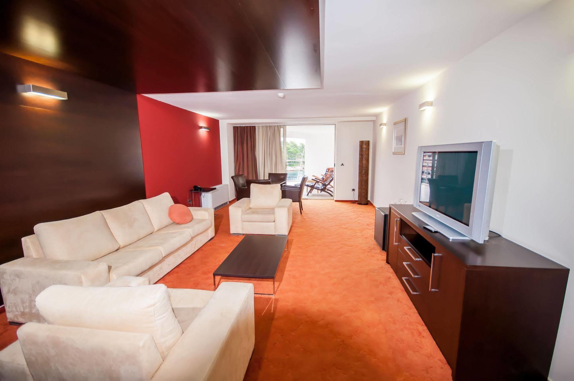 Maxim Hotel